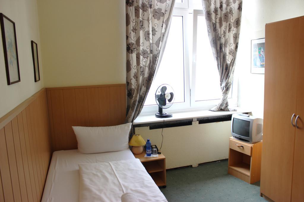 Hotel-Pension Rheingold Am Kurfuerstendamm Berlin Bagian luar foto